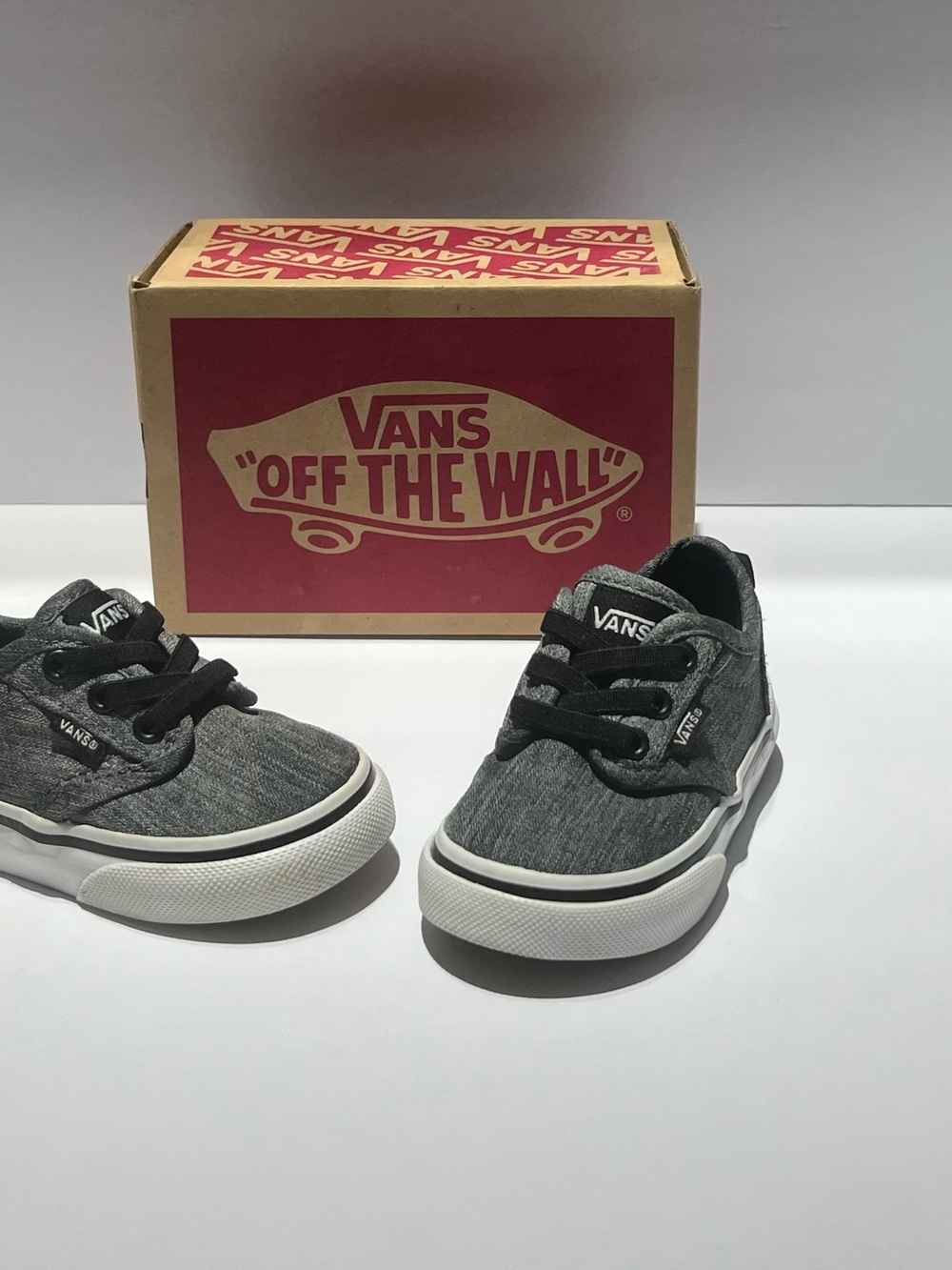 Vans Kids Low-Top Sneakers in Grey and Black